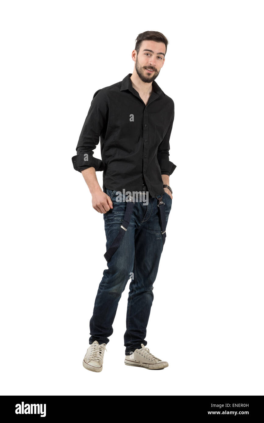 Giovane Uomo in camicia nera con arrotolato manicotti a piedi. Corpo pieno lunghezza ritratto isolate su sfondo bianco. Foto Stock