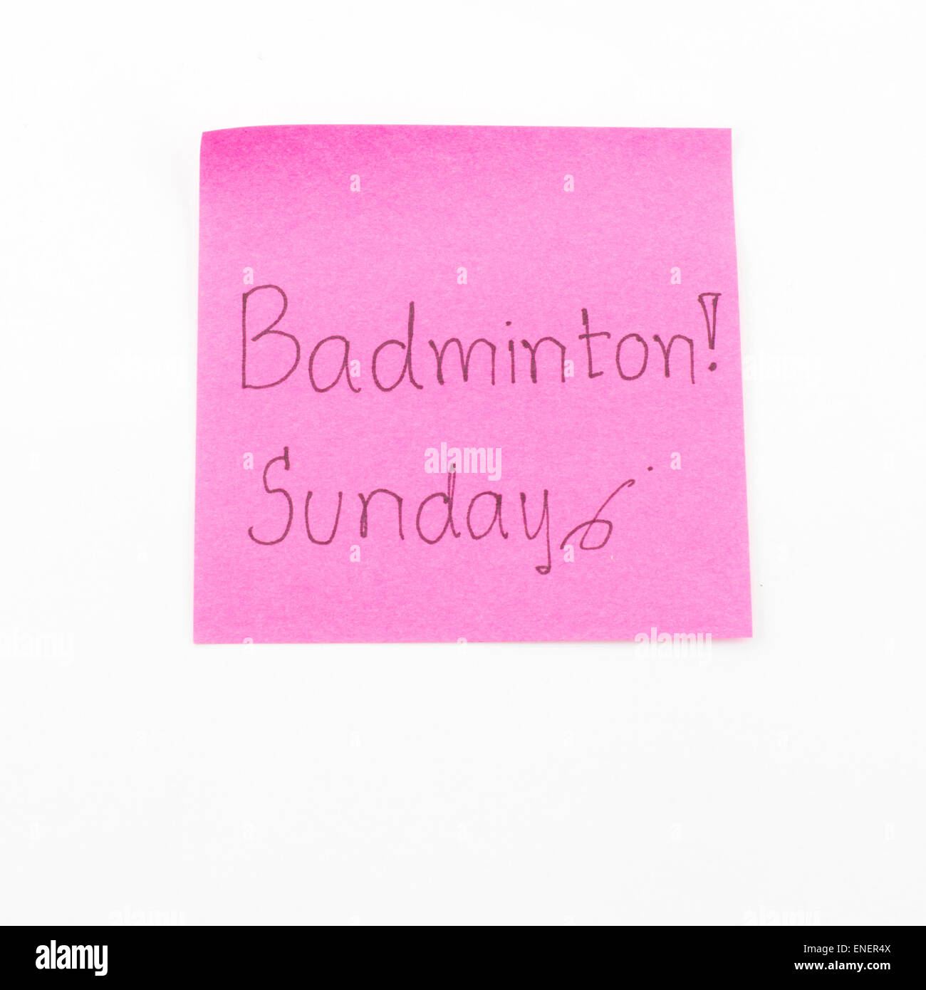 Non dimenticate di giocare a badminton domenica post it isolati su sfondo bianco Foto Stock