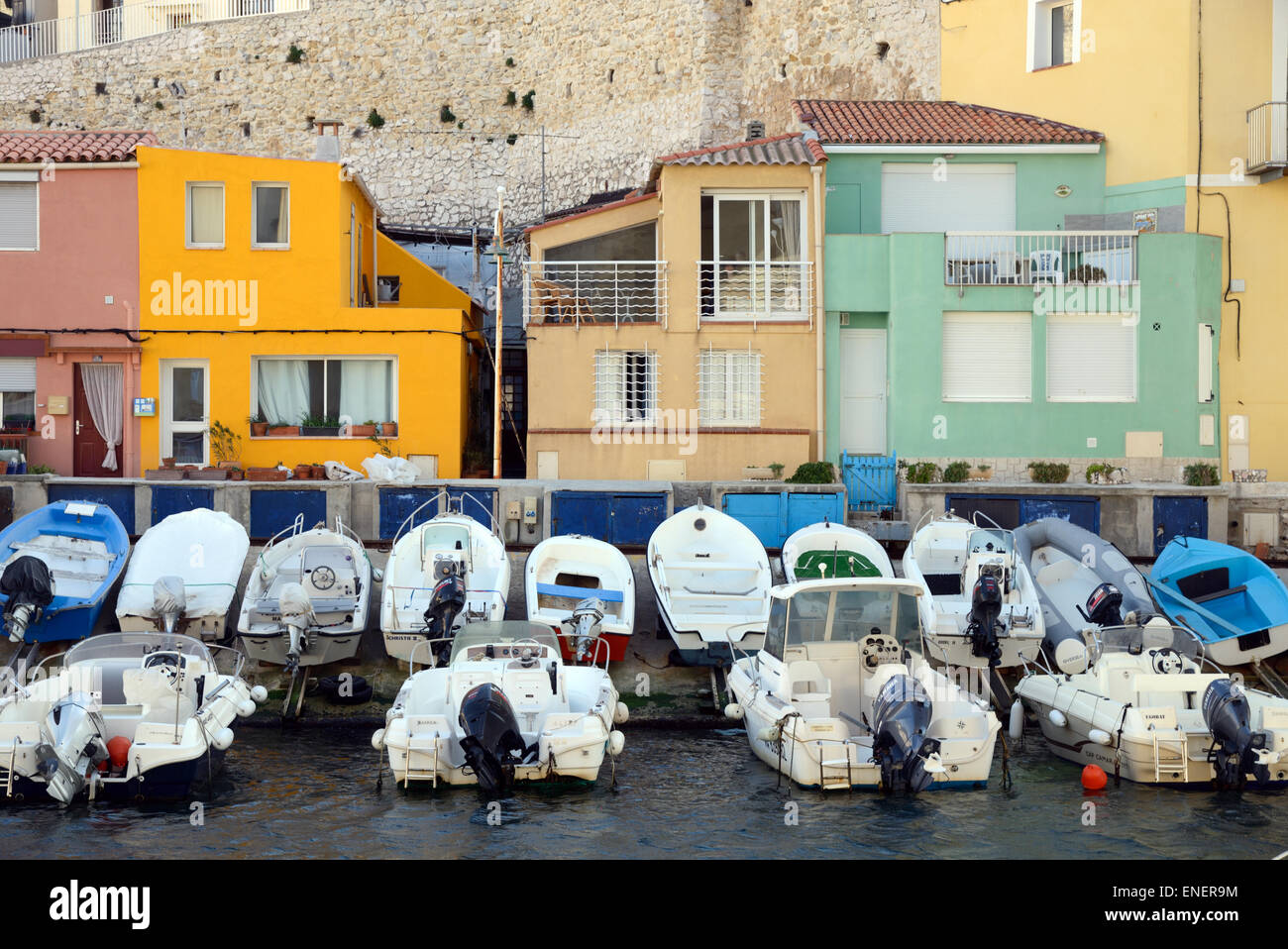 Case colorate e Barche a motore nel piccolo porto di Vallon des Auffes Marsiglia o Marsiglia Provenza Francia Foto Stock