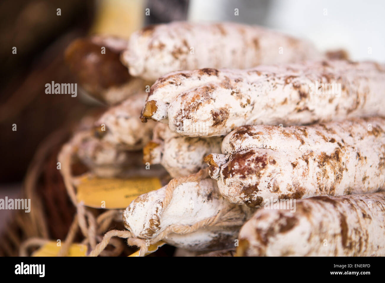 Salsicce di Francese presso il mercato domenicale di Montcuq con prodotti alimentari locali in Francia Foto Stock