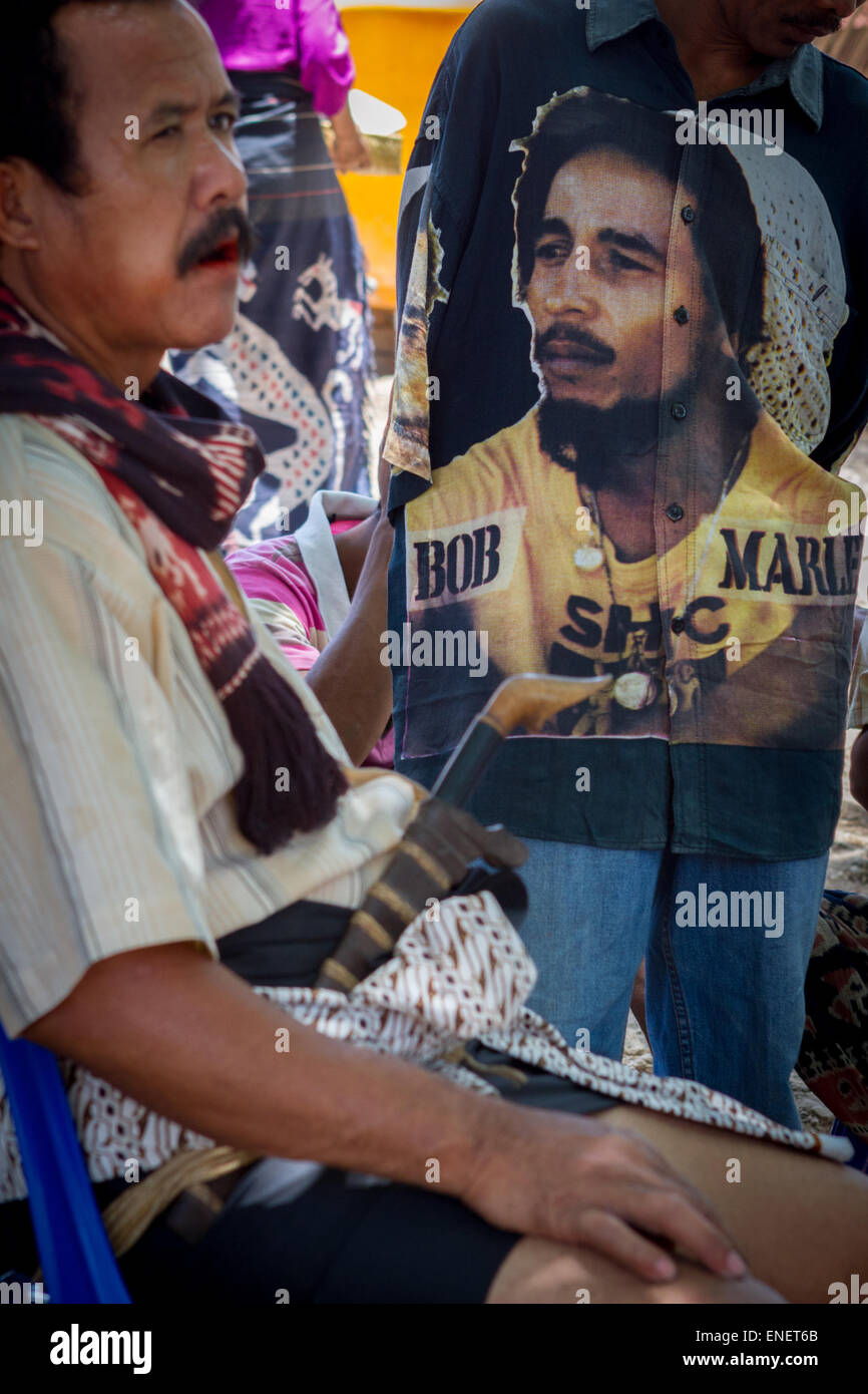 Uomo che indossa una camicia decorata con ritratto Bob Marley durante un  incontro di comunità a Sumba Island, Indonesia Foto stock - Alamy