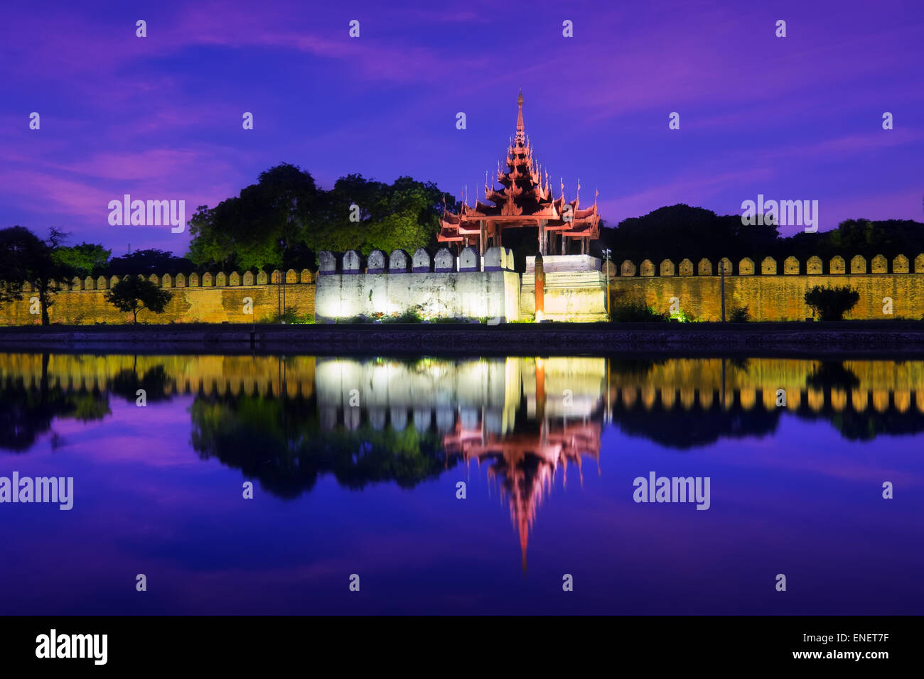 Vista notturna di Mandalay cityscape con il famoso Fort o Palazzo Reale. Myanmar (Birmania) paesaggi di viaggi e destinazioni Foto Stock