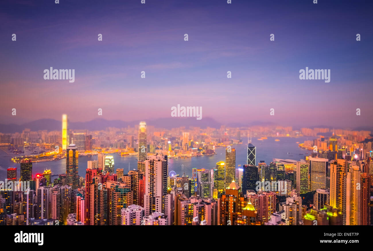 Sera vista aerea panorama della skyline di Hong Kong e del porto di Victoria. Destinazioni di viaggio. Tilt Shift Effetto Foto Stock
