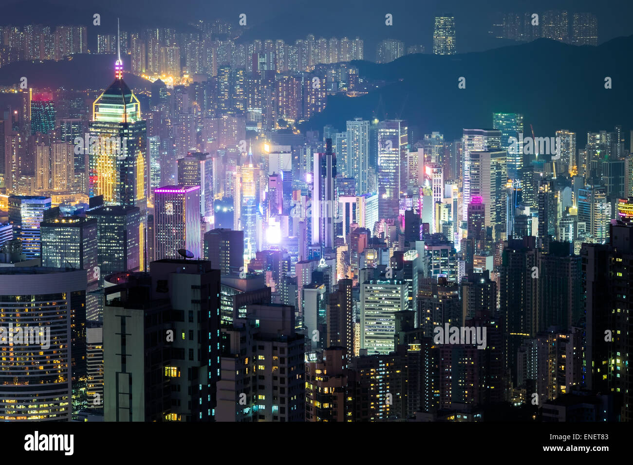 Abstract notte futuristico cityscape con grattacieli illuminati. Hong Kong vista aerea panorama Foto Stock