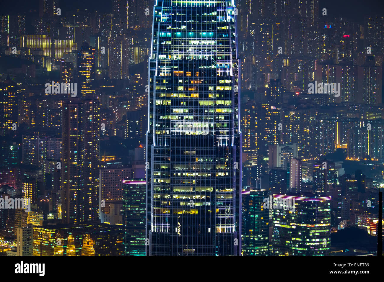 Abstract notte futuristico cityscape con grattacieli illuminati. Hong Kong vista aerea panorama Foto Stock
