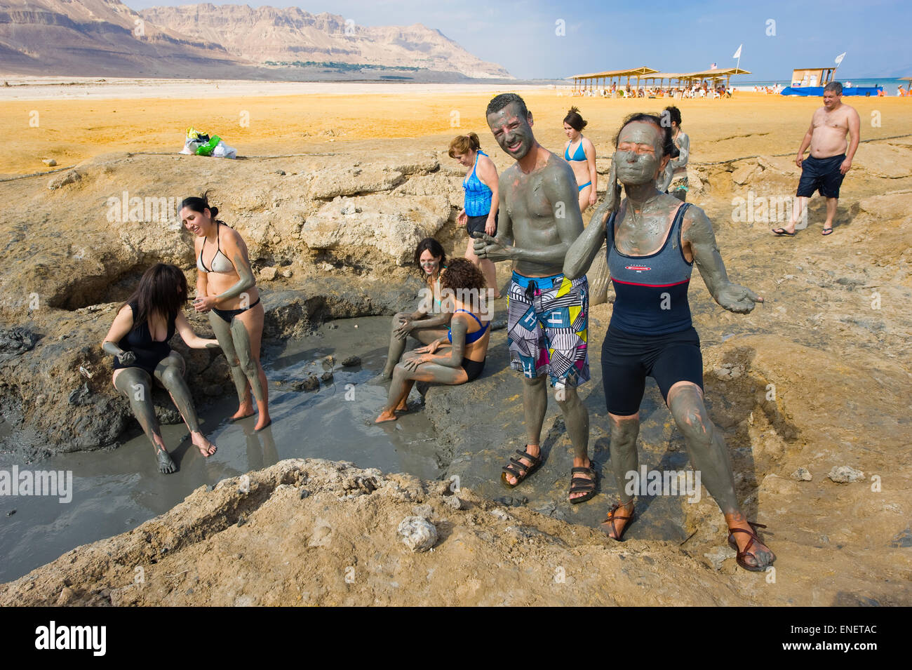 Mar Morto, Israele - Oct 13, 2014: persone rub con fango sulla spiaggia del Mar Morto in Israele Foto Stock