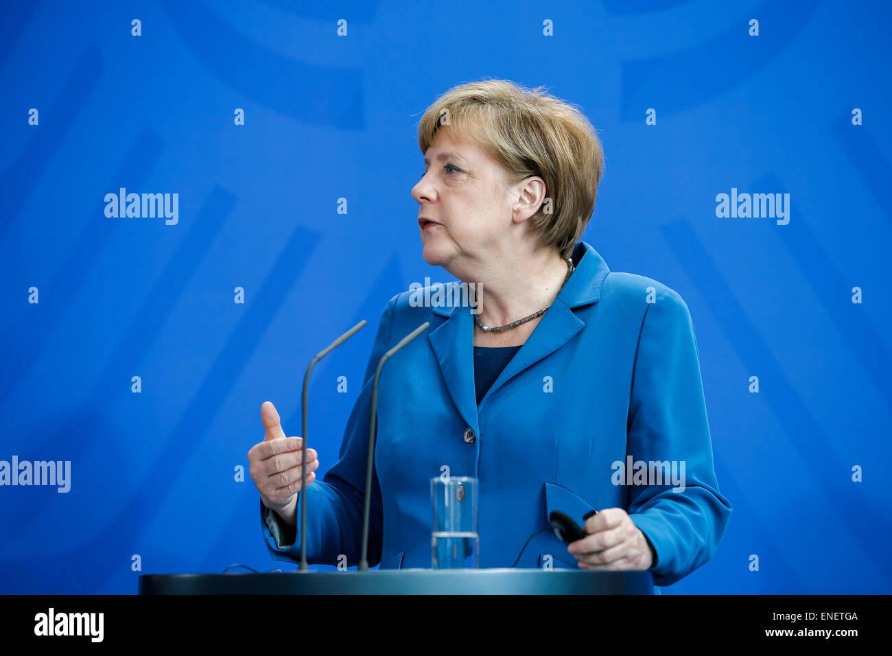 Berlino, Germania. 04 Maggio, 2015. Primo ministro ceco Sobotka e il Cancelliere tedesco Angela Merkel durante una conferenza stampa congiunta presso la cancelleria tedesca a Berlino, in Germania il Maggio 04, 2015. / Immagine: il Cancelliere tedesco Angela Merkel parla da parte del Primo Ministro della Repubblica ceca Bohuslav Sobotka durante la conferenza stampa congiunta di Berlino. Credito: Reynaldo Chaib Paganelli/Alamy Live News Foto Stock