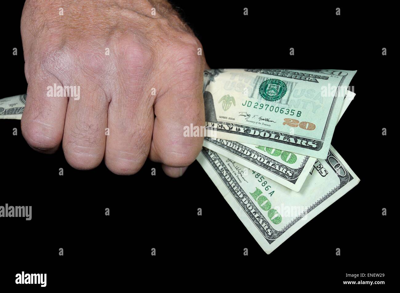 Uomo in possesso di una moneta americana nel suo pugno. Foto Stock