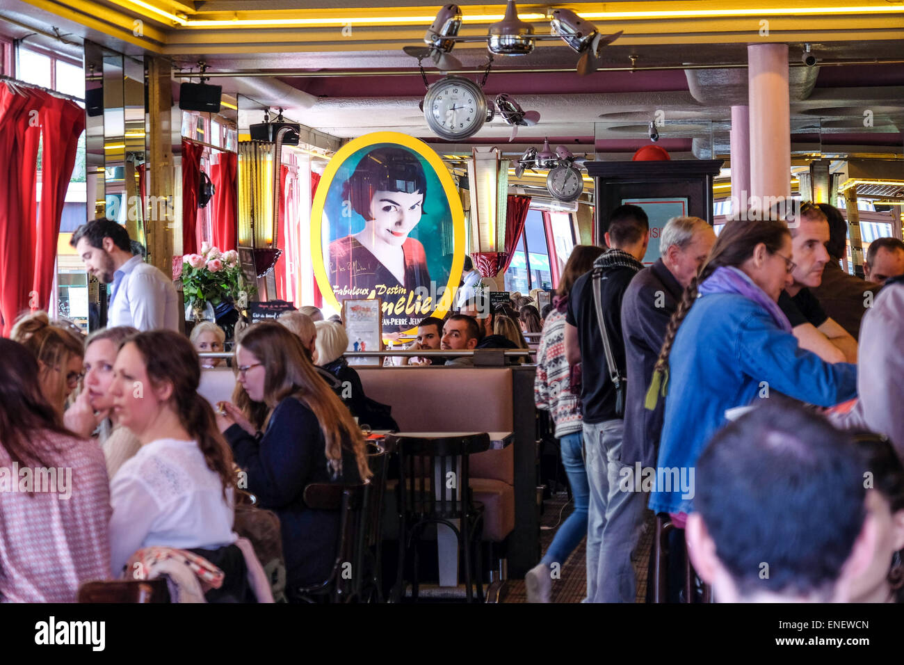 Francia Parigi - Il Café des 2 Moulins (francese per "due mulini a vento ") è una caffetteria nella zona di Montmartre di Parigi, situato in corrispondenza della giunzione di Rue Lepic e Rue Cauchois. Il café ha acquisito una notevole fama dopo la sua apparizione nel film 2001, Amélie, in cui è il luogo di lavoro del personaggio del titolo. Da allora è diventato una popolare destinazione turistica. Foto Stock