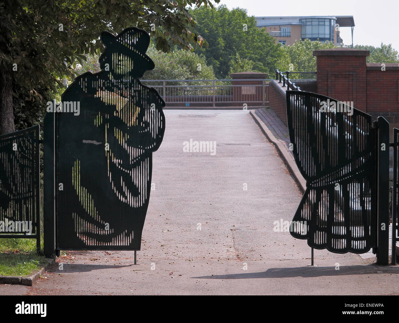 Oscar Wilde lamiera lungo la passeggiata di castagno sul ponte sul fiume Kennet Reading Berkshire England Regno Unito Foto Stock