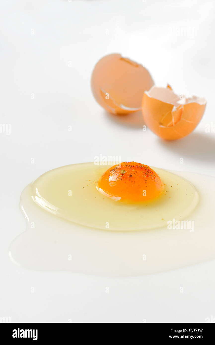 Tuorlo d'uovo closeup su sfondo bianco Foto Stock