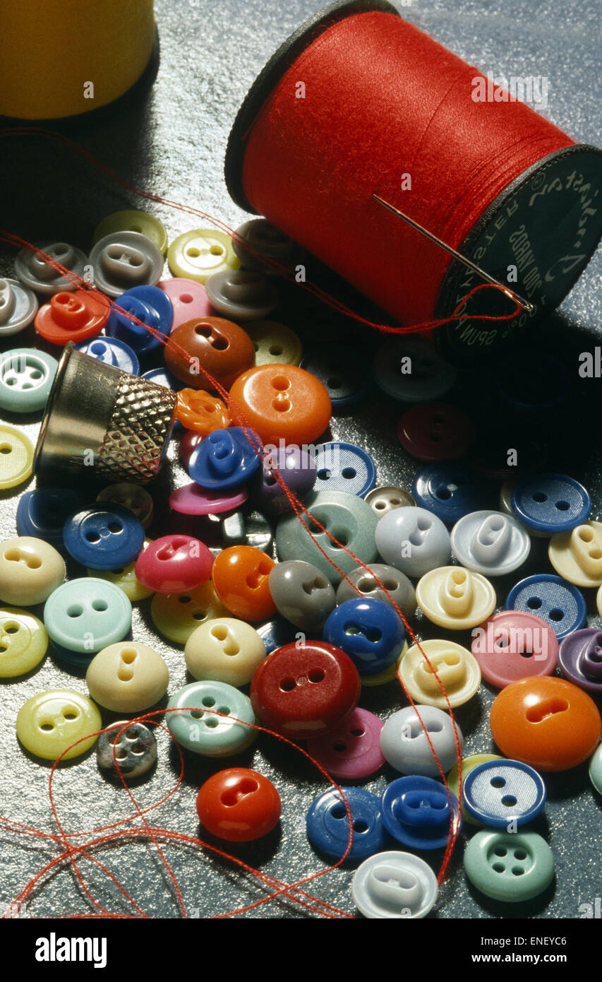 Raccolta di pulsanti di thread e aghi. Foto Stock
