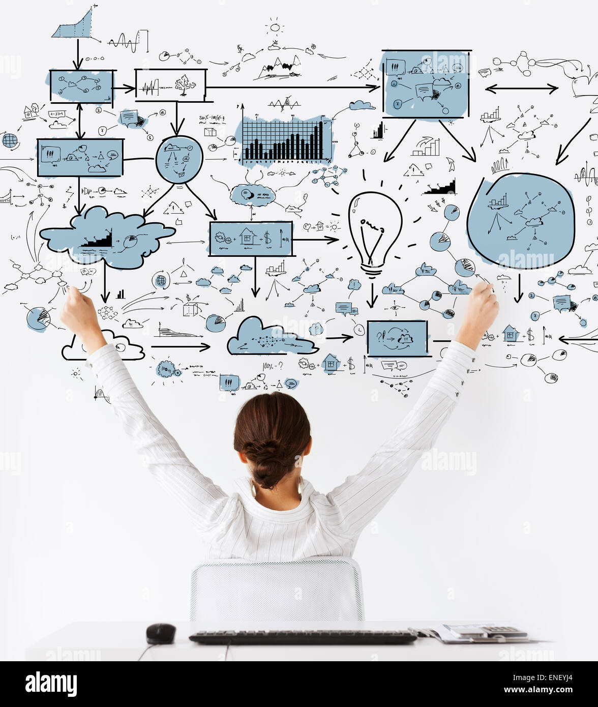 Donna dal retro con le mani alzate Foto Stock