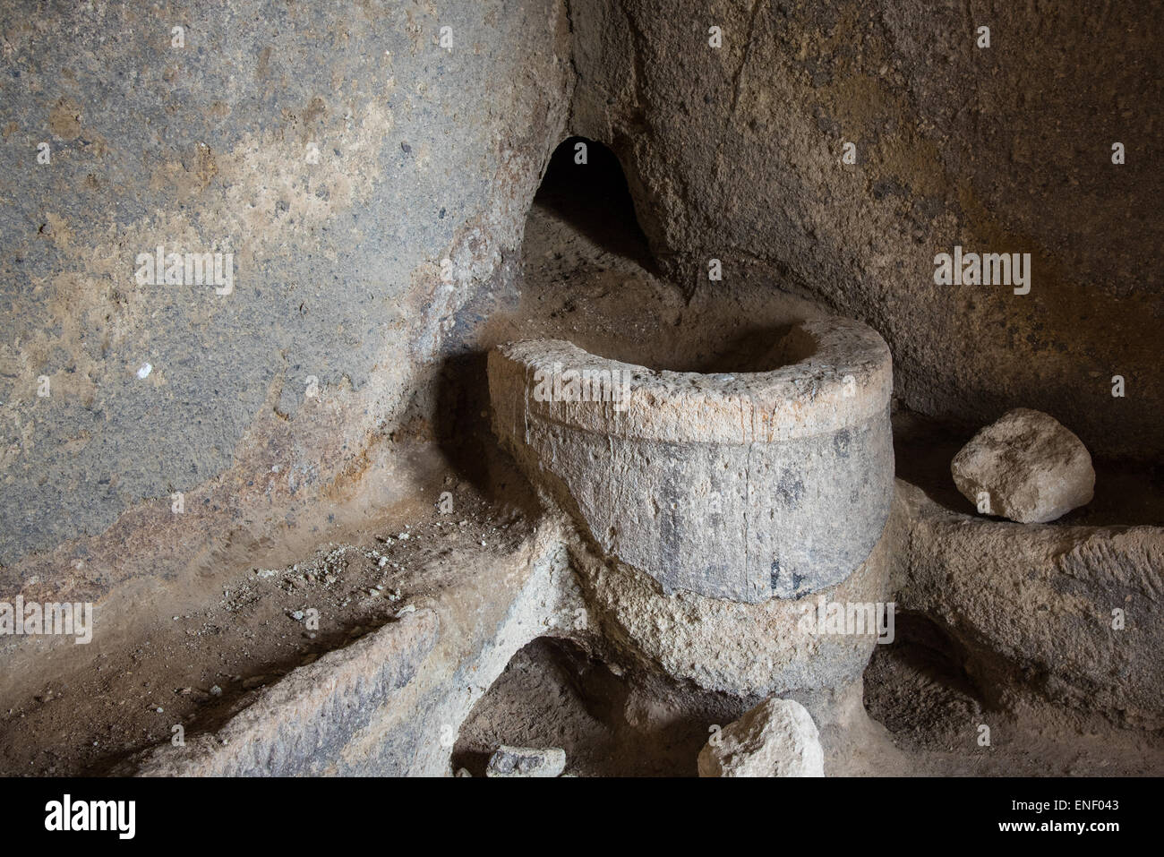 Font scolpito a Durmus Kadir Chiesa, Karsibucak, Goreme, Cappadocia, Turchia. Foto Stock