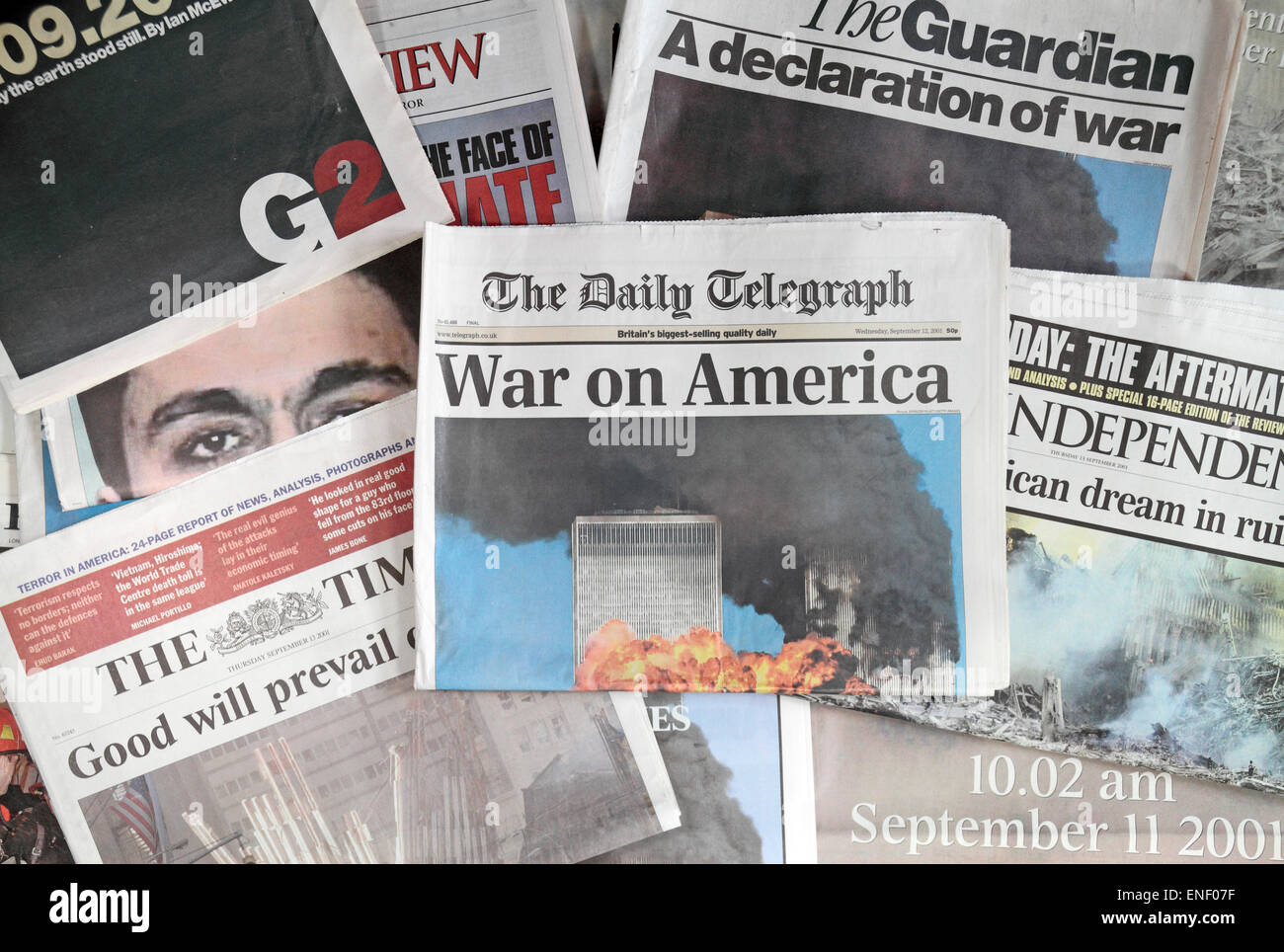 Giornali Britannici in seguito agli attacchi terroristici contro gli Stati Uniti dell'11 settembre 2001. Foto Stock