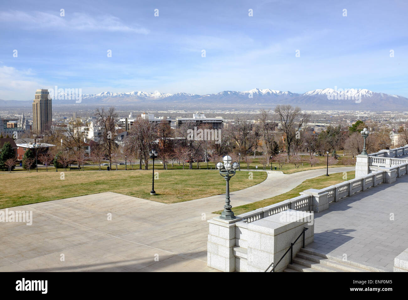 Vista del centro cittadino di Salt Lake City e montagne da Utah State Capitol Building a Salt Lake City, Utah, Stati Uniti d'America Foto Stock