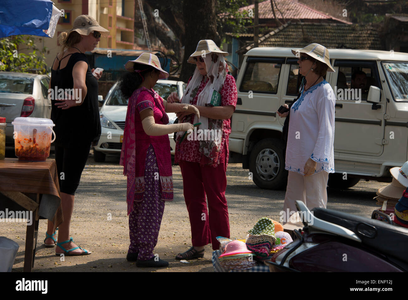 Un gruppo di turisti europei al mercato quotidiano di strada a Fort Cochin a Kochi, Kerala, India. Foto Stock
