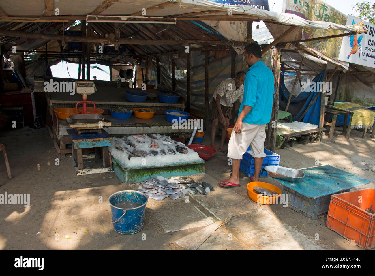 Una delle bancarelle di pesce fresco al mercato di strada quotidiano a Fort Cochin a Kochi, Kerala, India Foto Stock
