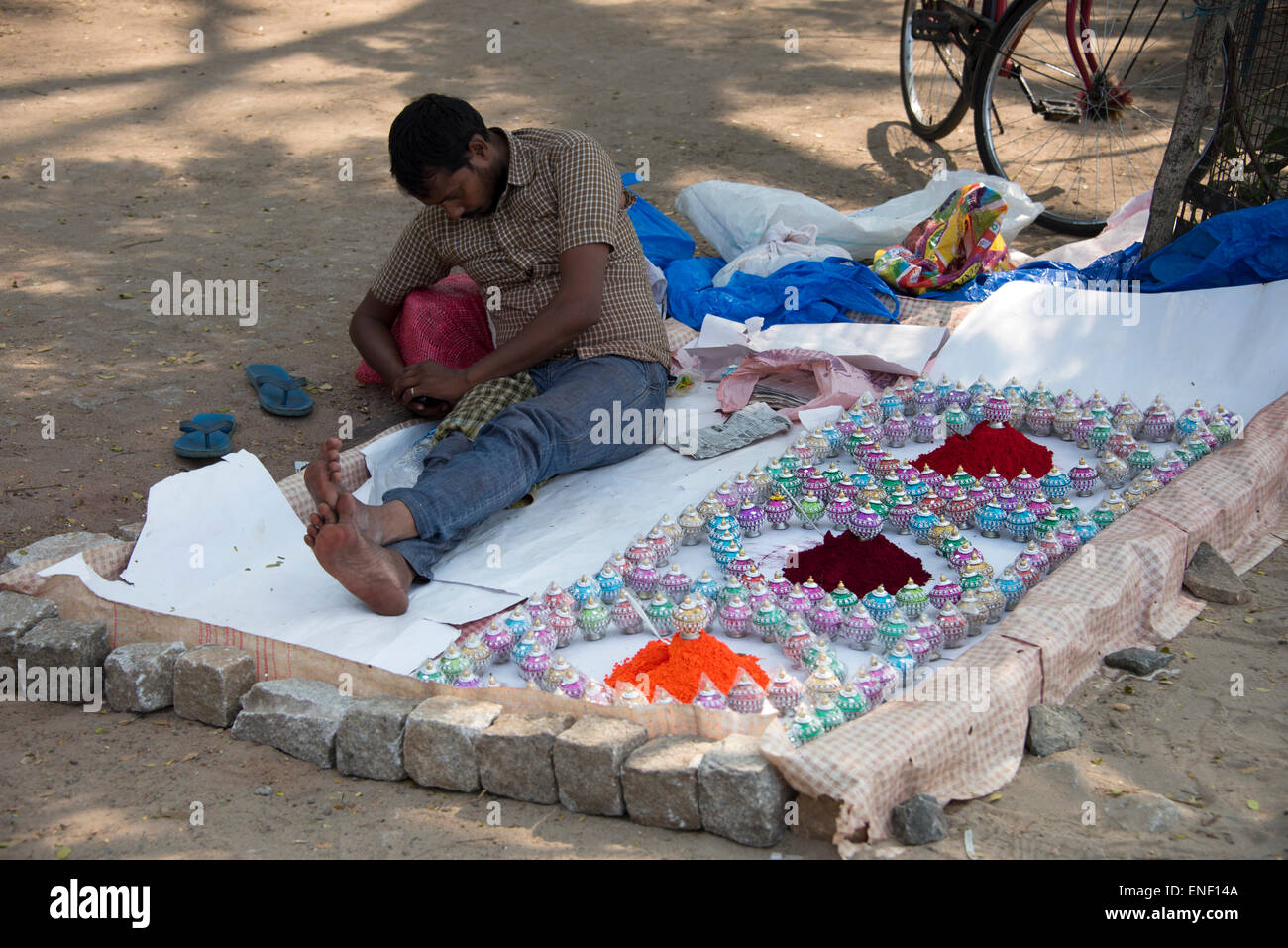 Uno stallholder che ha un pisolino di pomeriggio al mercato di strada di Fort Cochin a Kochi, Kerala, India Foto Stock