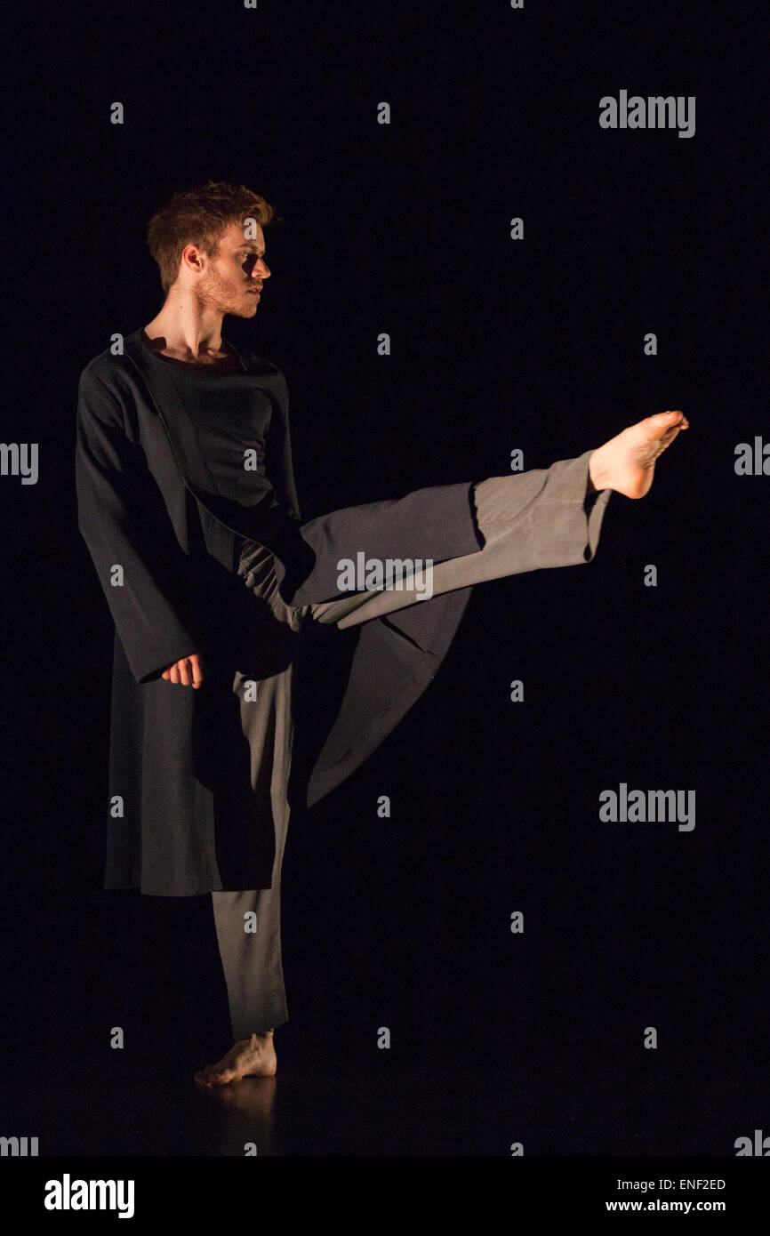 'Drone', effettuata da Drew Hawkins e Andy Macleman della Londra Contemporanea Scuola di danza. Una celebrazione di Bob Lockyer come egli diventa 70. Bob Lockyer è un ex pionieristico produttore di danza per la BBC. Foto Stock