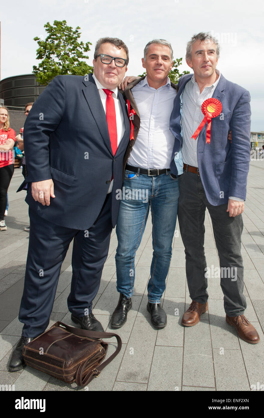 Londra, Regno Unito. Il 4 maggio, 2015. Steve Coogan Tom Watson '72 ore per salvare NHS GOTV Tour' per il Partito Laburista Tom Watson e Steve Coogan con Peter Jukes autore di oltre il disprezzo circa il telefono prova di hacking. Credito: Prixpics/Alamy Live News Foto Stock