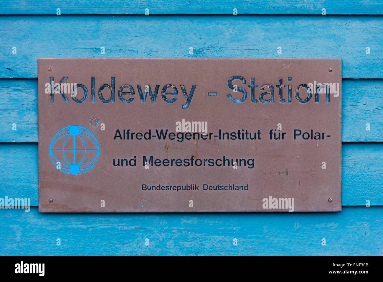 Cartello con il logo della stazione Koldewey per artico e la ricerca marina a Ny Ålesund-sulle Svalbard / Spitsbergen, Norvegia Foto Stock