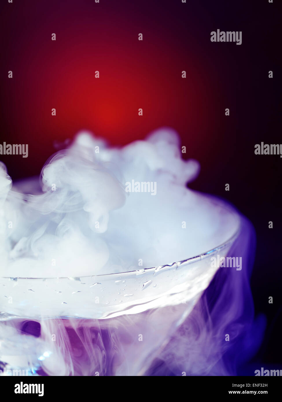 La cottura a vapore esotica bevanda raffreddata con ghiaccio secco in una coppetta Martini Foto Stock