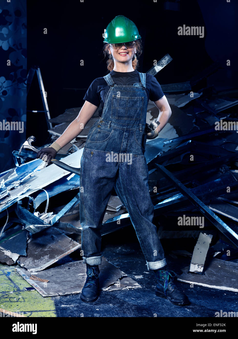 Ritratto di un sorridente donna giovane lavoratore edile a lavori di demolizione Foto Stock