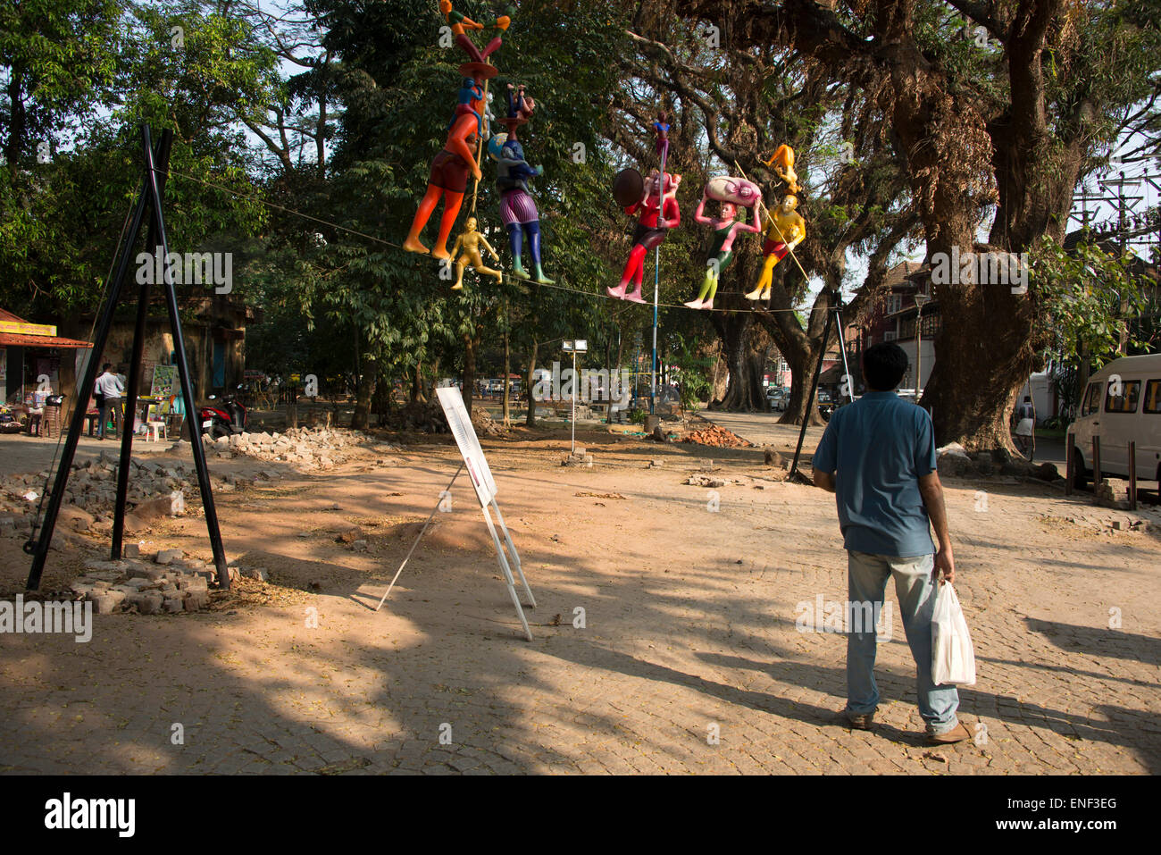 Gulam Mohammed sheikh’s Balancing Act (2014) è una scultura pubblica ispirata al dipinto in miniatura della Jaipur School del XVIII secolo raffigurante acrobati Foto Stock