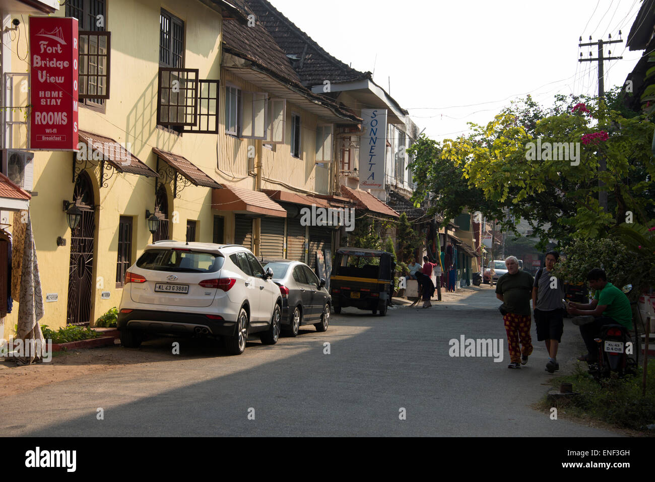 Una delle strade turistiche più popolari è Princess Street con il suo mix di edifici costruiti in portoghese, olandese e britannico a Fort Cochi Foto Stock