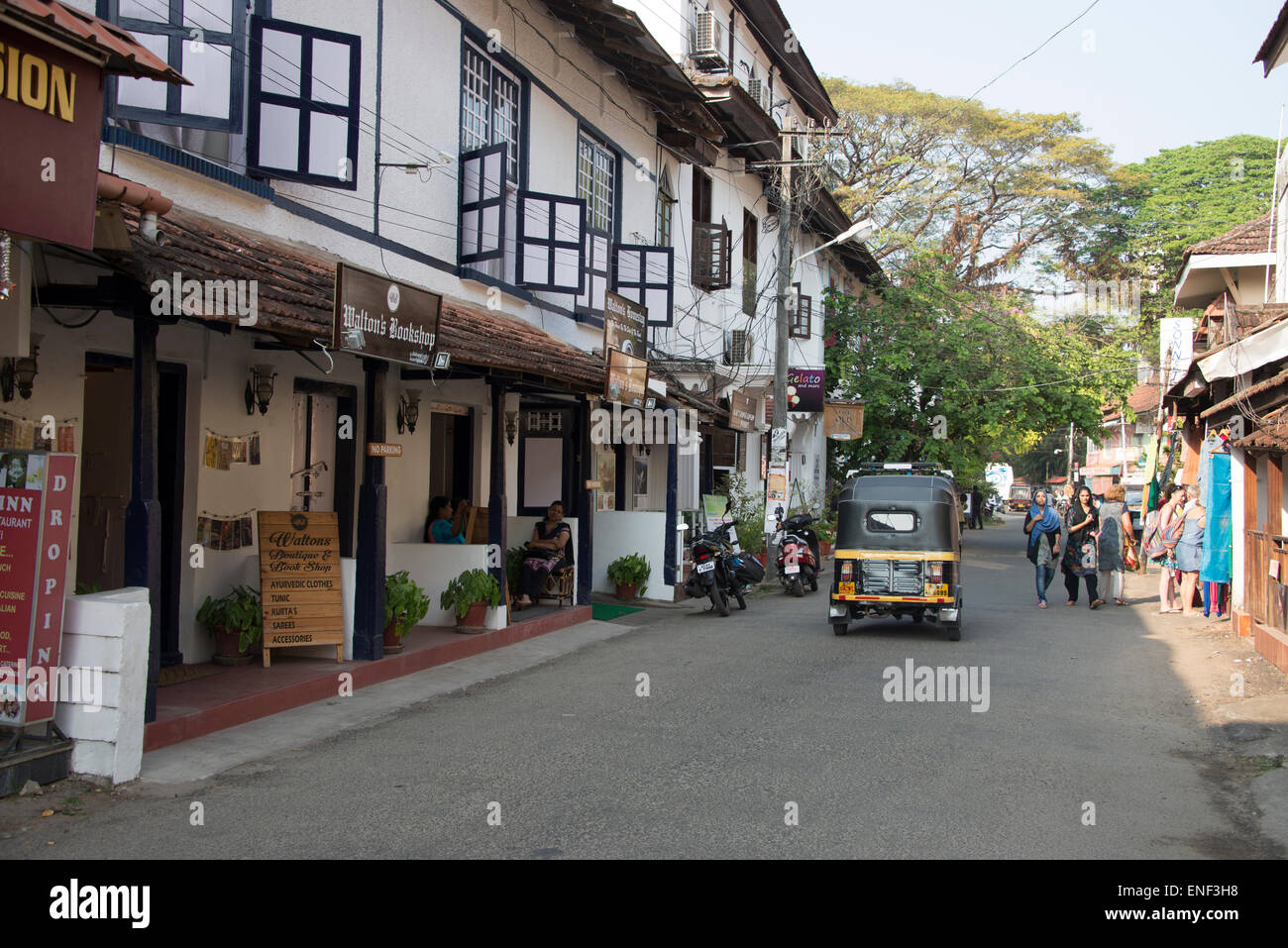 Una delle strade turistiche più popolari è Princess Street con il suo mix di edifici costruiti in portoghese, olandese e britannico a Fort Cochi Foto Stock