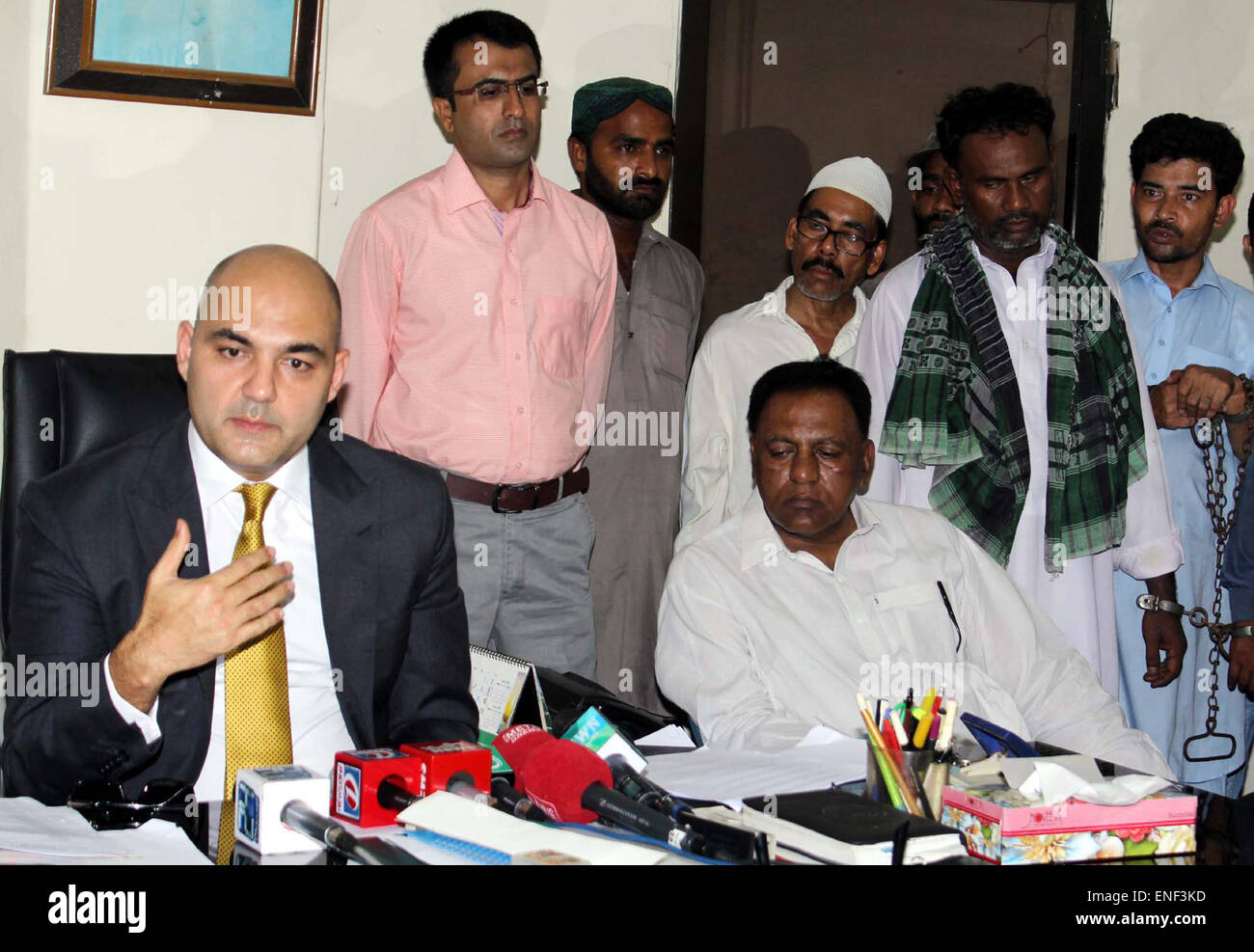 Direttore FIA contro la tratta di esseri umani Cella, Ashfaq Alam dare informazioni ai media persone circa la detenzione di stranieri che hanno elaborato il CNICs di straniero sono state fornite dalle autorità NADRA, durante la conferenza stampa tenutasi presso la FIA contro la tratta di esseri umani cella, a Karachi lunedì 04 maggio, 2015. Foto Stock