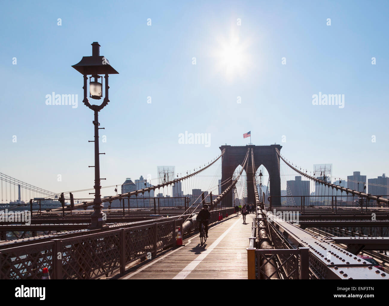 New York, nello Stato di New York, Stati Uniti d'America. Guardando ad est attraverso il Ponte di Brooklyn verso Brooklyn. Foto Stock