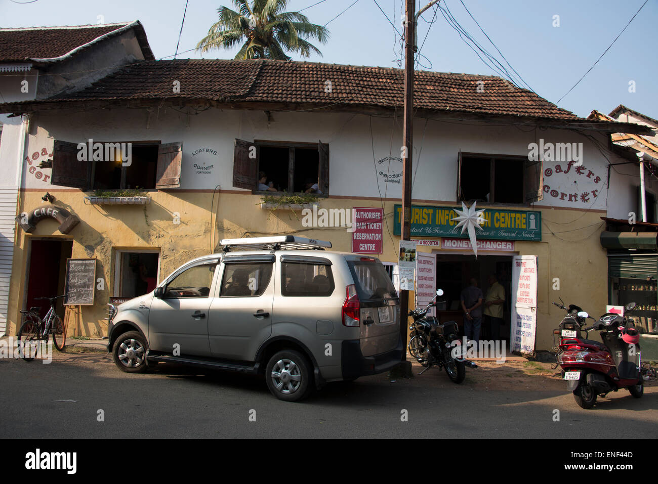 Una delle strade turistiche più popolari è c con il suo mix di edifici costruiti in portoghese, olandese e britannico a Fort Cochi Foto Stock