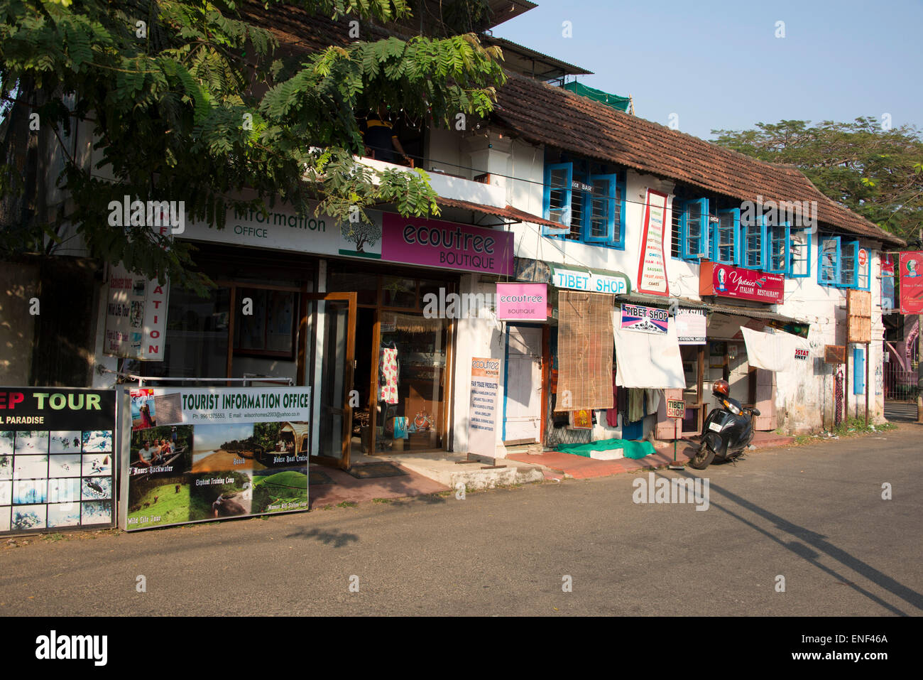 Una delle strade turistiche più popolari è Princess Street con il suo mix di edifici costruiti in portoghese, olandese e britannico a Fort Cochi Foto Stock