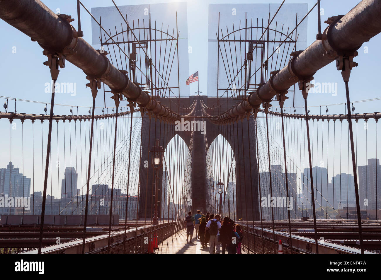 New York, nello Stato di New York, Stati Uniti d'America. Persone attraversando a piedi il Ponte di Brooklyn verso Brooklyn. Foto Stock