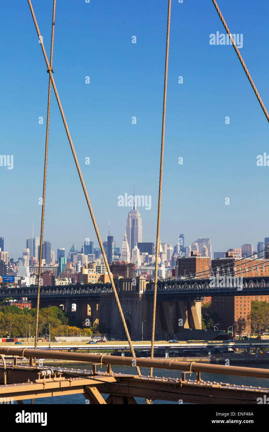 New York, nello Stato di New York, Stati Uniti d'America. Vista dal ponte di Brooklyn in tutta Manhattan Bridge. Foto Stock