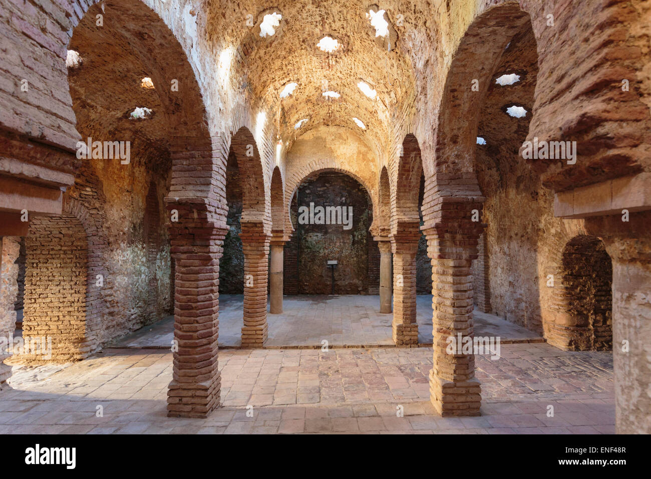 Ronda, provincia di Malaga, Andalusia, Spagna meridionale. Interno del Baños Arabes, o bagni arabi. Foto Stock