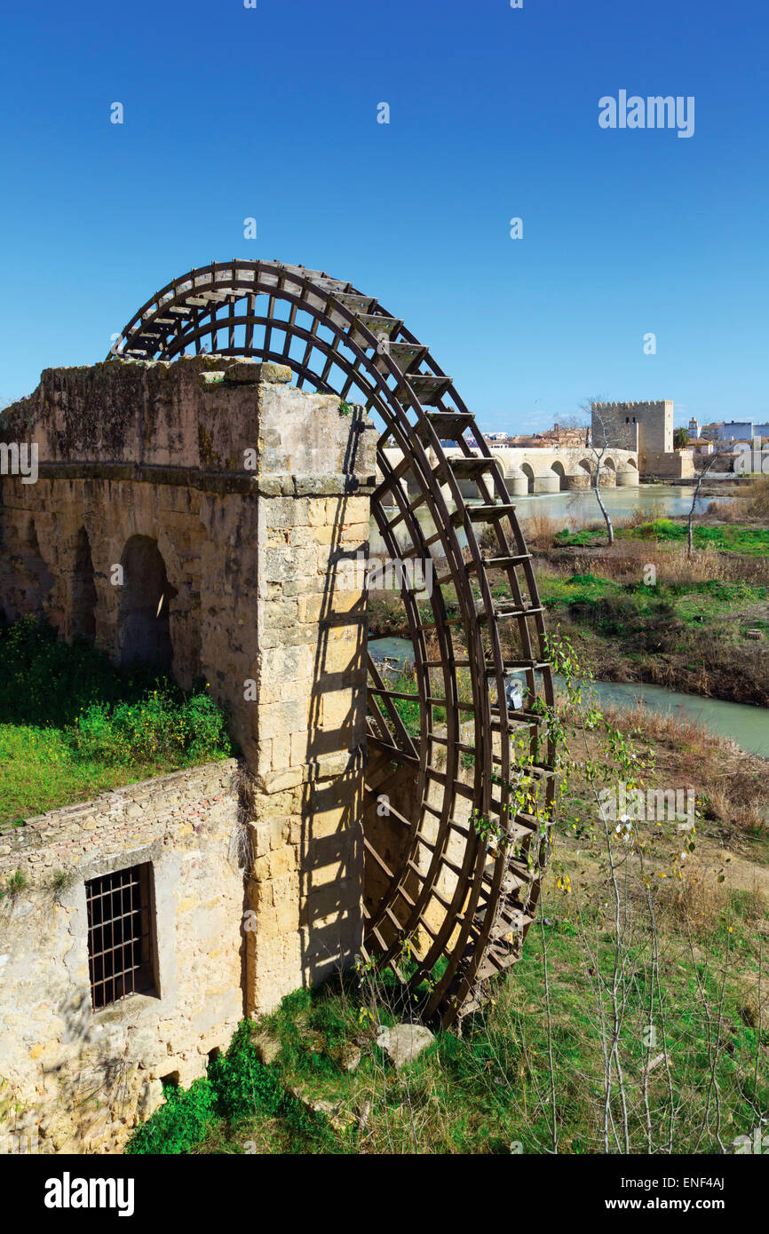 Cordoba, in provincia di Cordoba, Spagna. Molino noria y de la Albolafia. Waterwheel e mulino di Albolafia sulle rive del Guadalqu Foto Stock