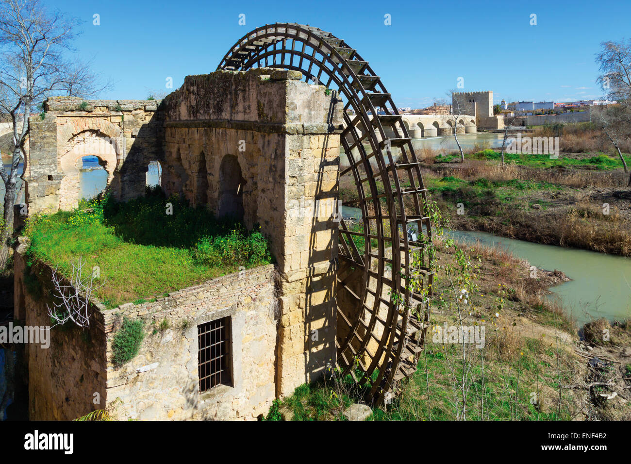 Cordoba, in provincia di Cordoba, Spagna. Molino noria y de la Albolafia. Waterwheel e mulino di Albolafia sulle rive del Guadalqu Foto Stock