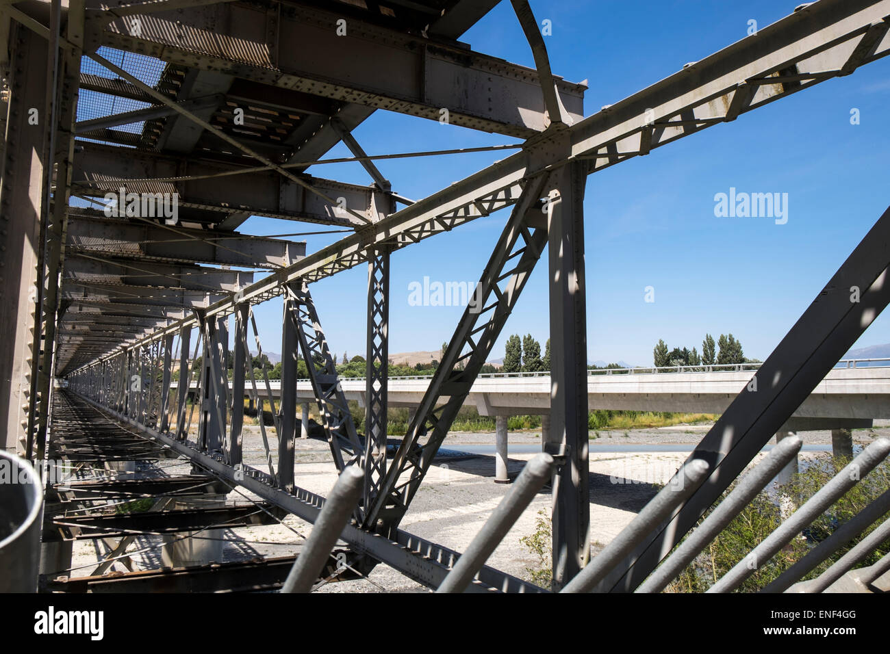 Il Awatere river bridge, double decker con rampa e corsie di auto al di sopra e al di sotto, ora utilizzato solo dai treni, Marlborough, New Zeala Foto Stock