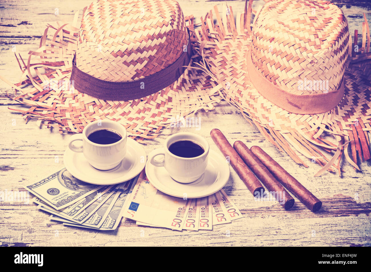 Vintage caffè filtrato, sigari, denaro e cappelli. Summer Adventure Concept. Foto Stock
