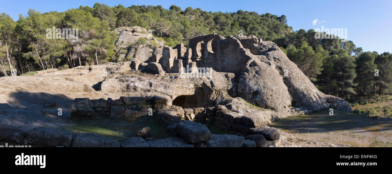 Bobastro, provincia di Malaga, Andalusia, Spagna meridionale. Rovine di roccia scavate chiesa costruita da Umar ibn Hafsun. Foto Stock