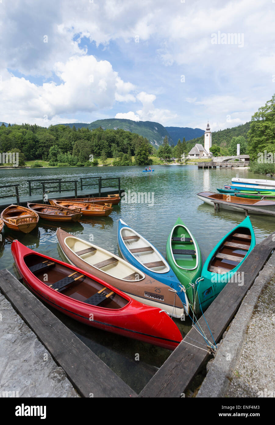 Il lago di Bohinj (Bohinjsko jezero), il Parco Nazionale del Triglav, Alta Carniola, Slovenia. Canoe per affitto. Ribcev Laz. Foto Stock