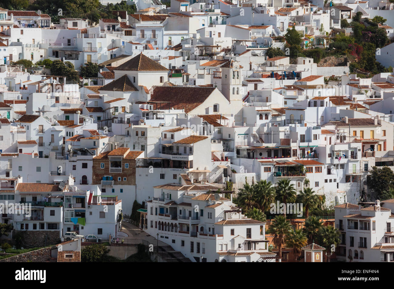 Frigiliana, provincia di Malaga, Axarquia Andalusia. Bianco tipico lavato città di montagna. Foto Stock
