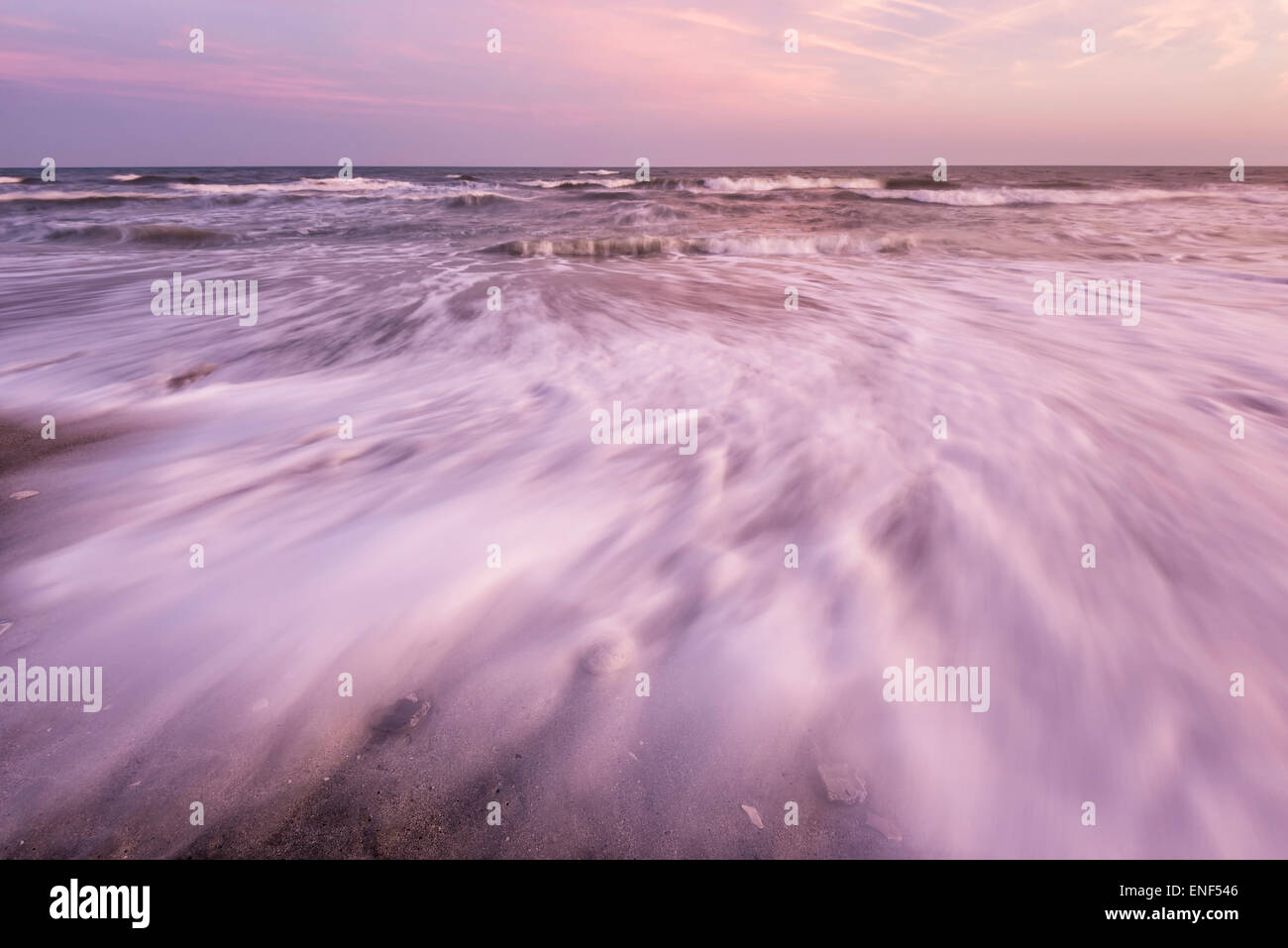 Il pendolamento surf in spiaggia Foto Stock