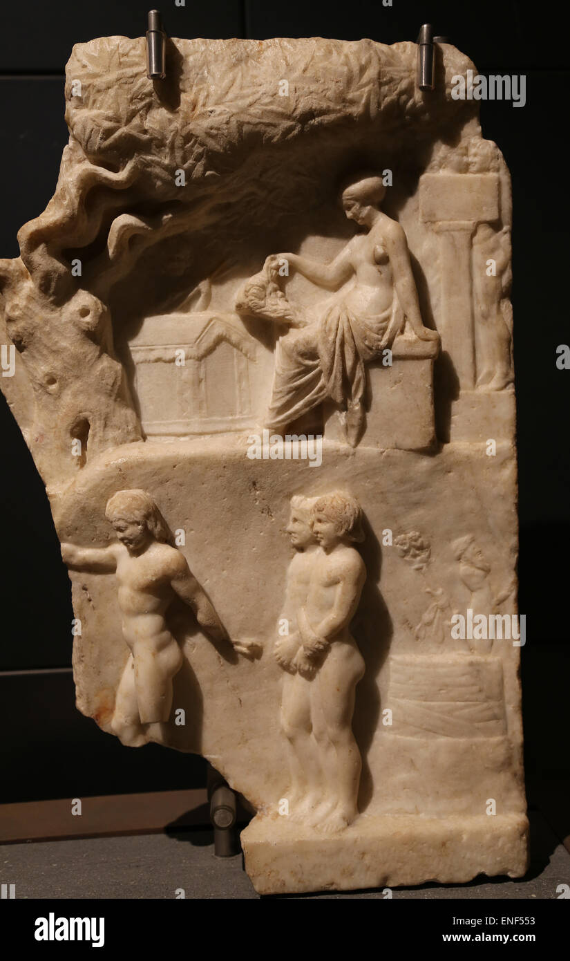 Rilievo che rappresenta un Dionysiac initation scena. Il marmo. Dopo la copia di un originale ellenistico del II secolo A.C. Da Horsi Maecena Foto Stock