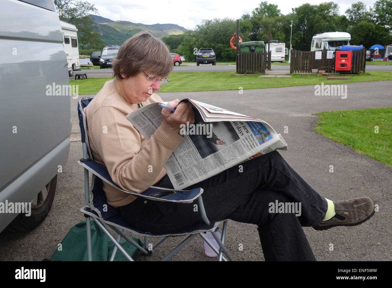 La lettura al di fuori di Motorcaravan, campeggio e caravaning Club sito, Keswick, Lake District, Cumbria Foto Stock