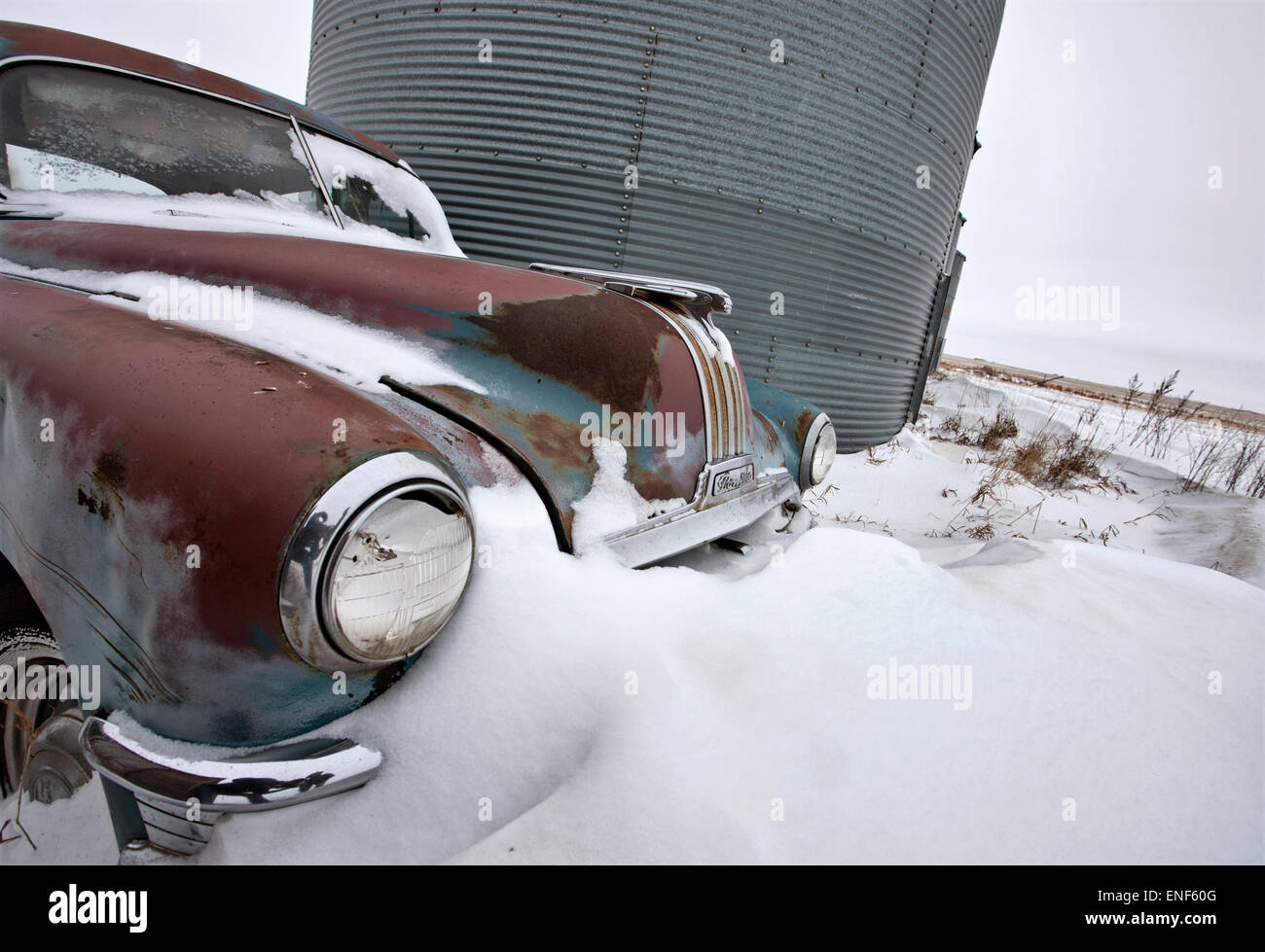 Antiquariato auto abbandonate la Pontiac in inverno in Canada Foto Stock