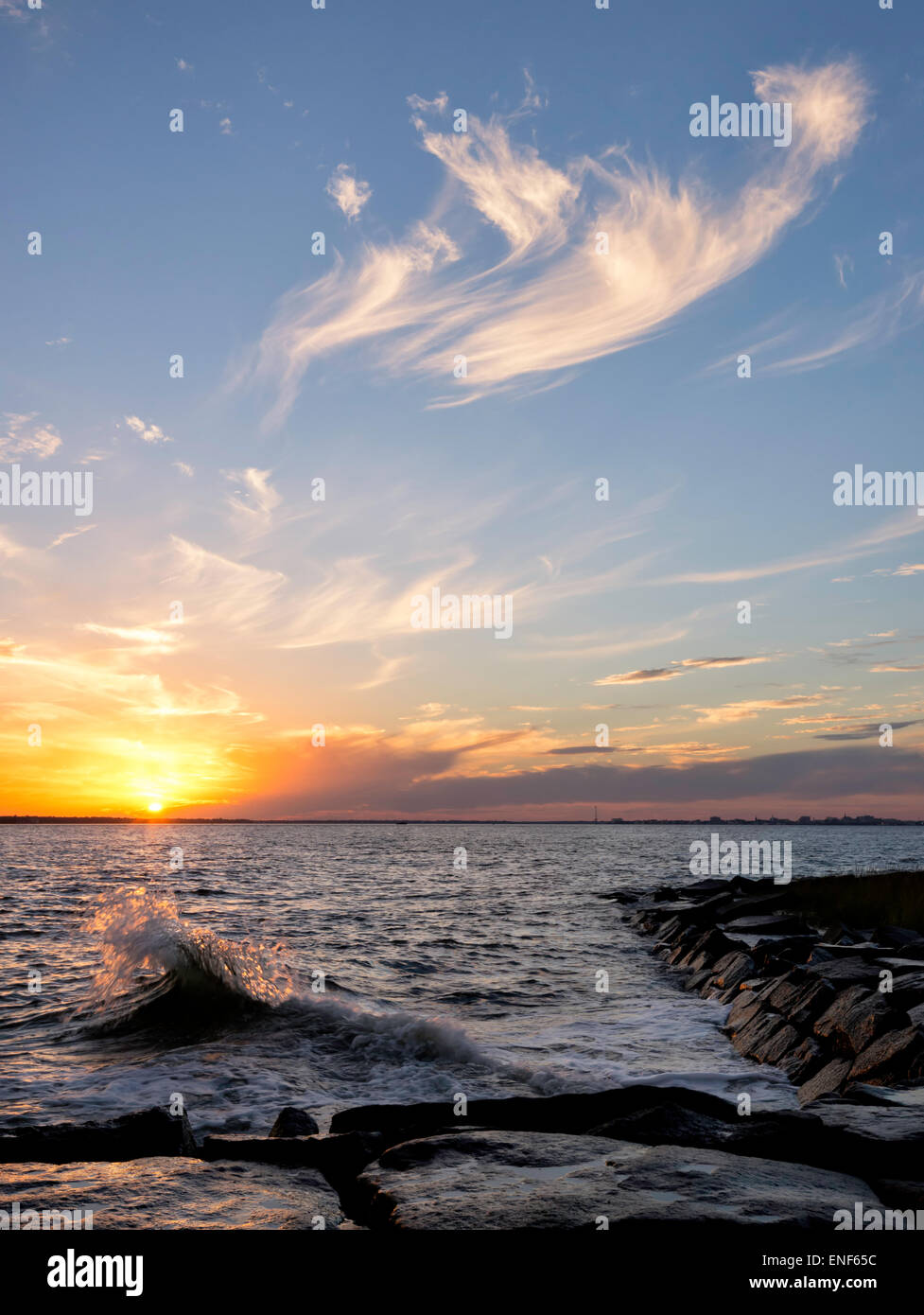 Tramonto e splash wave a Sullivan's Island, Carolina del Sud Foto Stock